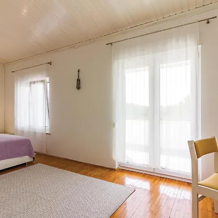 Vikendica Four-bedroom In Pula